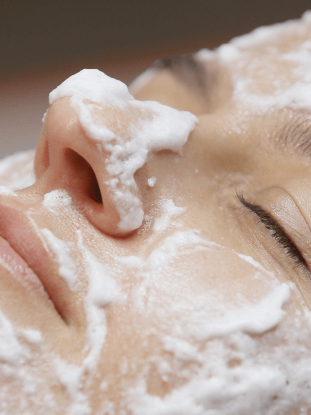 Peeling hibiskusowy Dermaquest, znany również jako Hibiscus Flower Mandelic Peel, to profesjonalny peeling kwasowy do twarzy