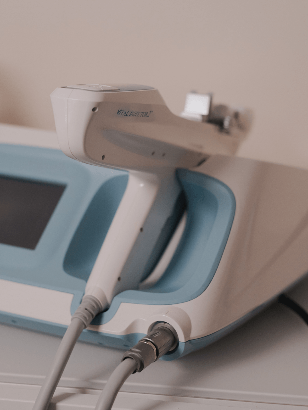Vital Injector wykorzystuje połączenie wieloigłowej głowicy, technologii vacuum oraz precyzyjnego dozowania preparatu.