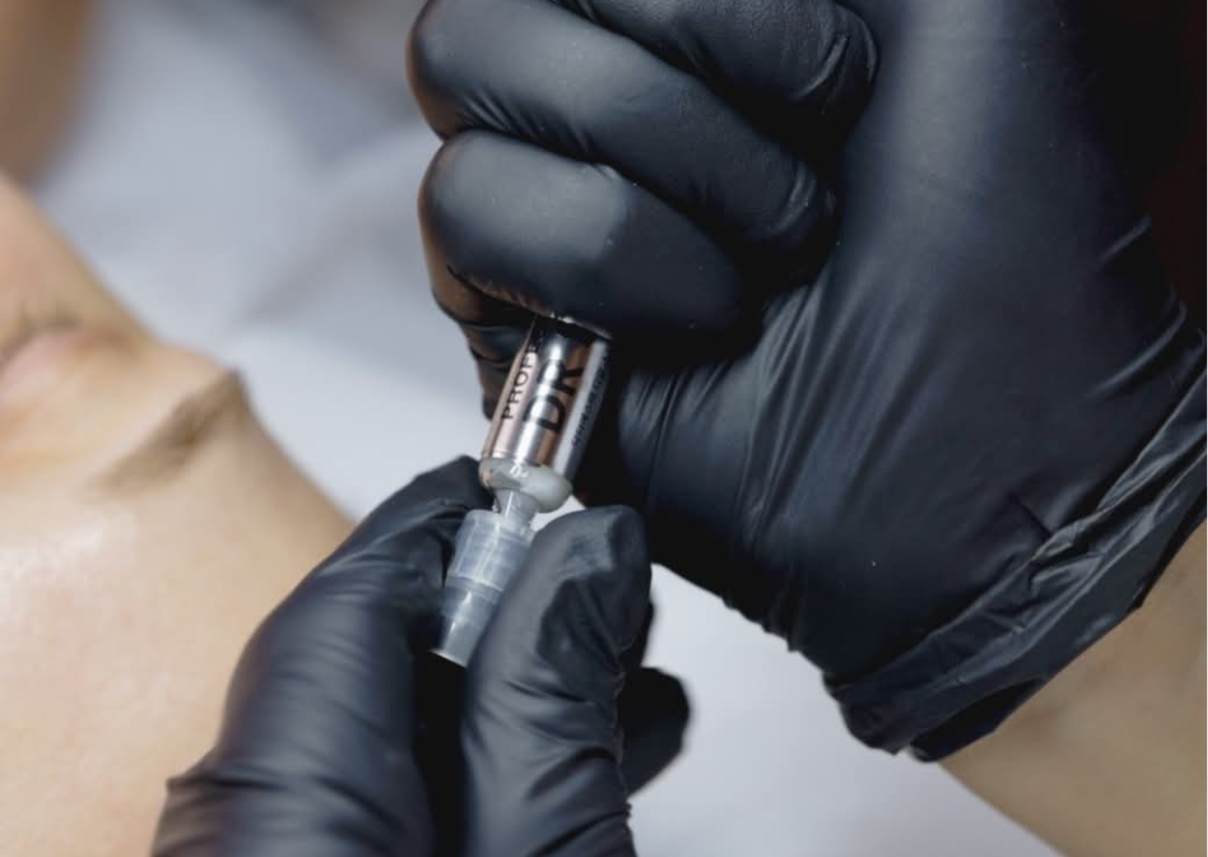 Dr Esthe SPI-CURE to innowacyjny zabieg ze spikułami gąbki morskiej, określany również jako spicule peel.